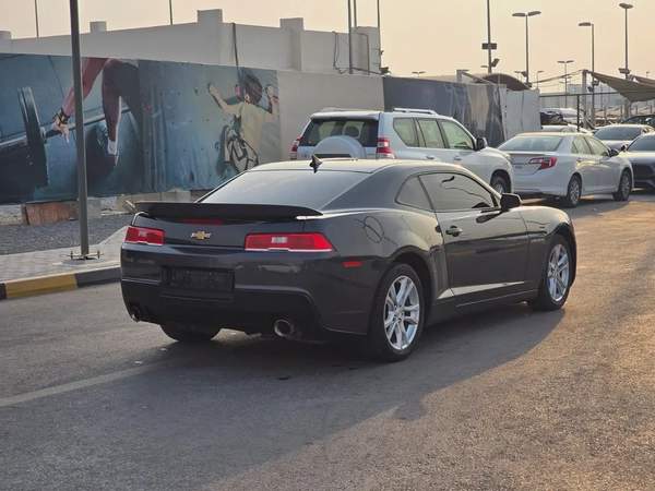 شيفرولية كامارو 2015 مواصفات امريكية 6 سلندر بحالة جيدة