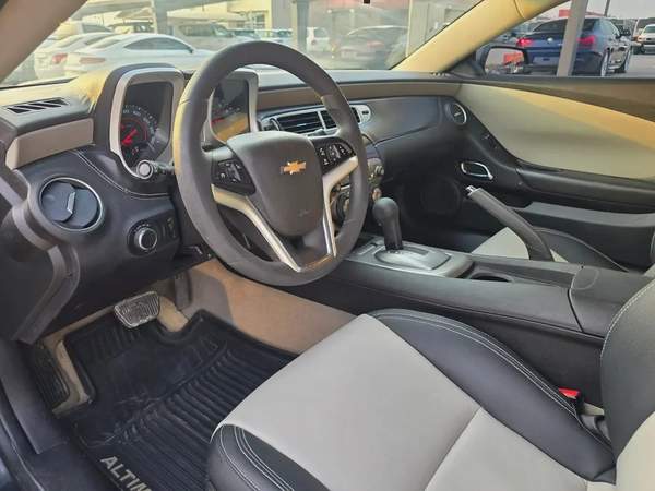 شيفرولية كامارو 2015 مواصفات امريكية 6 سلندر بحالة جيدة