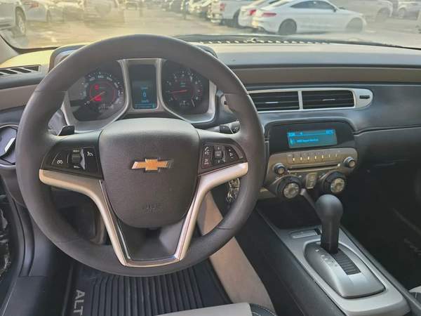 شيفرولية كامارو 2015 مواصفات امريكية 6 سلندر بحالة جيدة