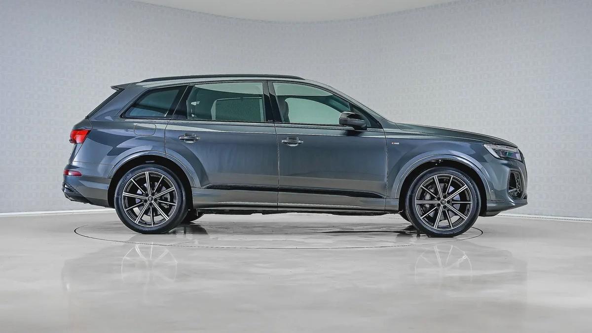 Special Offer | AED 4,128 PM | Audi Service Pack 2030, Low KM | Q7 TFSI 45 S Line-3-3