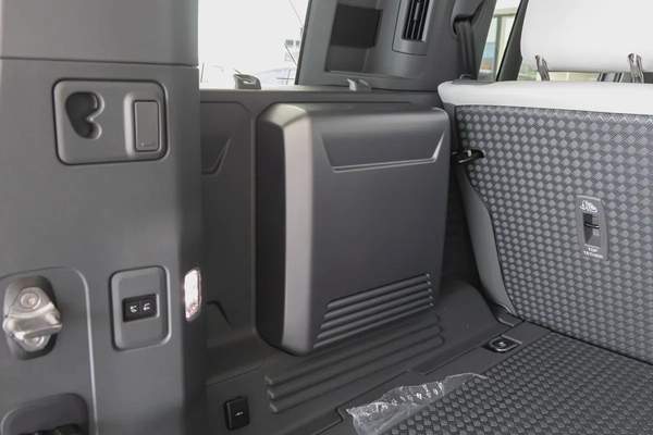 Land Rover Defender | 110 X-Dynamic HSE P400 | GCC Specs | 2026 (Export)