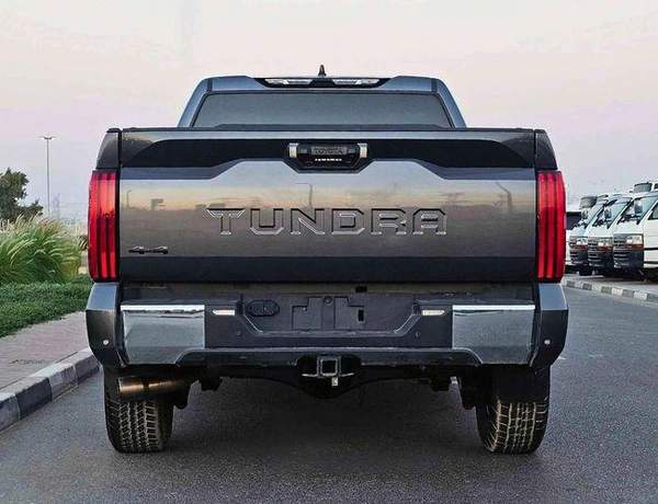 Toyota Tundra CREWMAX TRD SR5/ 4WD/ VERY LOW MILEAGE/ ORG AIRBAG/ LOT#9666