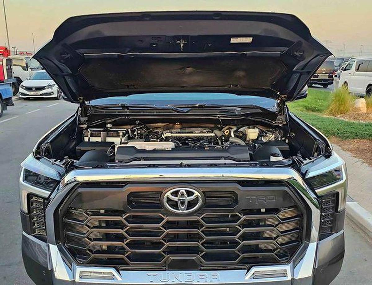 Toyota Tundra CREWMAX TRD SR5/ 4WD/ VERY LOW MILEAGE/ ORG AIRBAG/ LOT#9666-4-4