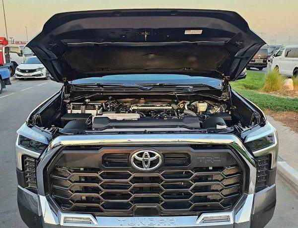 Toyota Tundra CREWMAX TRD SR5/ 4WD/ VERY LOW MILEAGE/ ORG AIRBAG/ LOT#9666