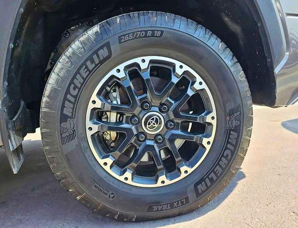 Toyota Tundra CREWMAX TRD SR5/ 4WD/ VERY LOW MILEAGE/ ORG AIRBAG/ LOT#9666