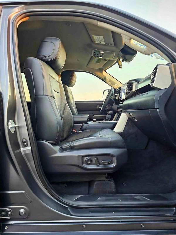 Toyota Tundra CREWMAX TRD SR5/ 4WD/ VERY LOW MILEAGE/ ORG AIRBAG/ LOT#9666