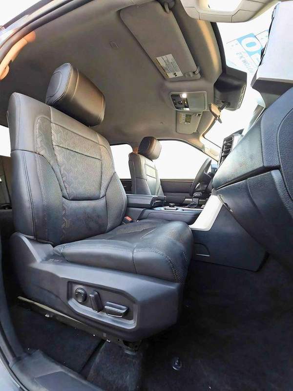 Toyota Tundra CREWMAX TRD SR5/ 4WD/ VERY LOW MILEAGE/ ORG AIRBAG/ LOT#9666