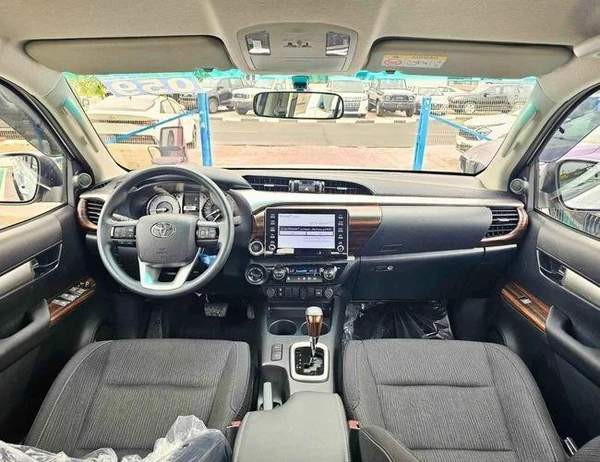 Toyota Hilux SR5 TRD WOOD INTERIOR W VISOR / BLIND SPOT / DIFFLOCK / DVD+CAMERA (CODE # H6A)