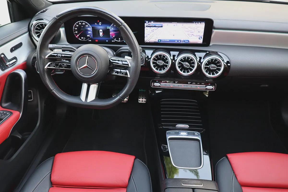A200 AMG - GCC SPECS - UNDER WARRANTY / SERVICE CONTRACT 105,000 KM FROM GARGASH - ACCIDENT FREE --11-11
