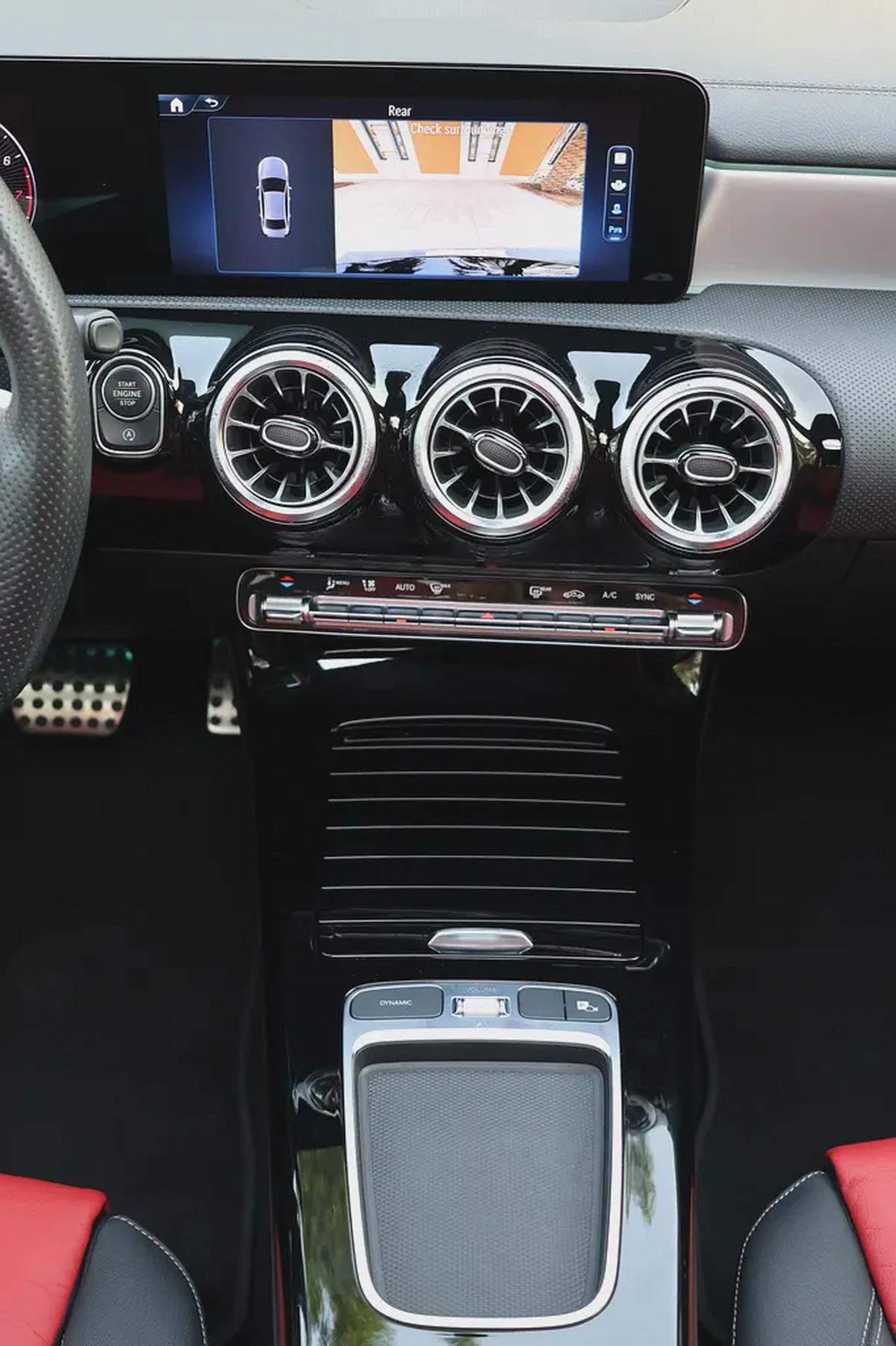 A200 AMG - GCC SPECS - UNDER WARRANTY / SERVICE CONTRACT 105,000 KM FROM GARGASH - ACCIDENT FREE --12-12