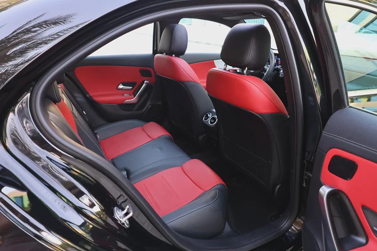 A200 AMG - GCC SPECS - UNDER WARRANTY / SERVICE CONTRACT 105,000 KM FROM GARGASH - ACCIDENT FREE --17-17