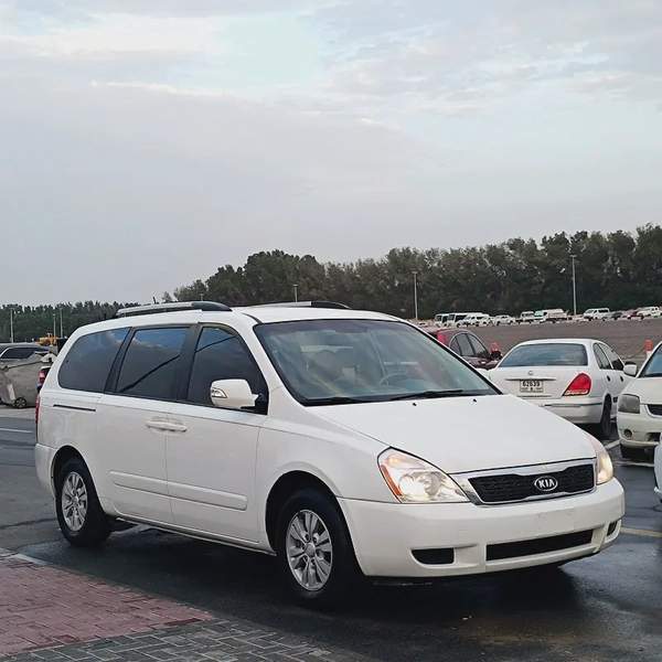 كيا سيدونا موديل 2012