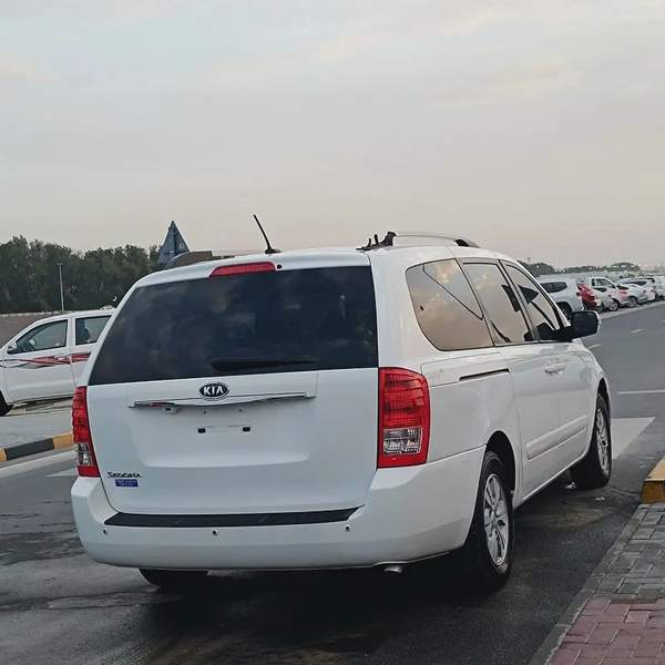 كيا سيدونا موديل 2012