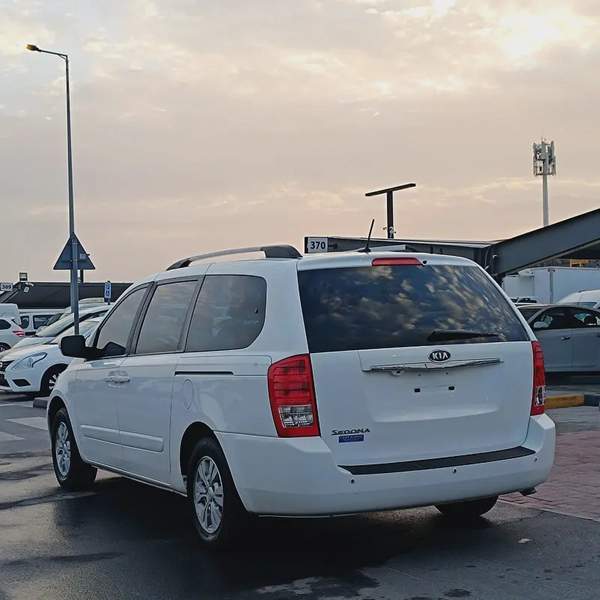 كيا سيدونا موديل 2012