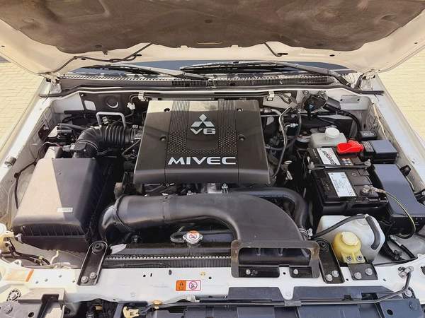 Mitsubishi Pajero GLS V6 3.8 Full Options 7 Seater 2014 Model GCC Specs With Partial Service History