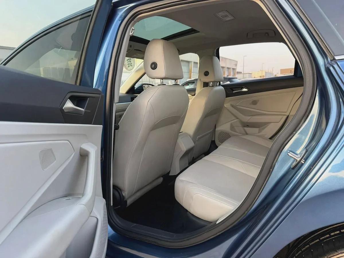 Volkswagen Jetta, 2019 American specs, fully loaded, in excellent condition.-11-11