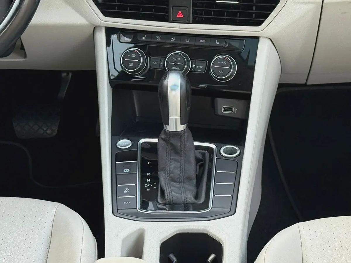 Volkswagen Jetta, 2019 American specs, fully loaded, in excellent condition.-15-15