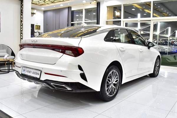 KIA K5 ( 2023 Model ) in White Color GCC Specs