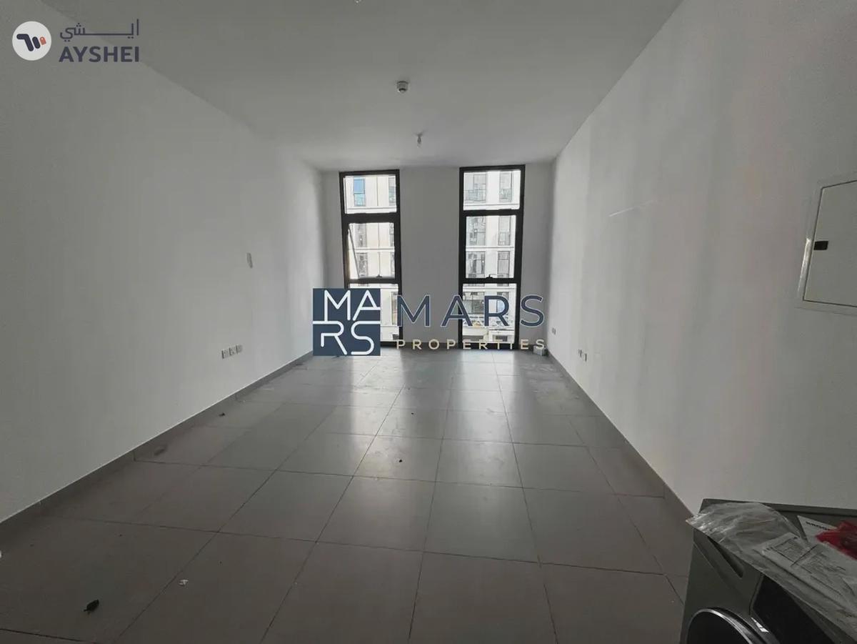 | Spacious Studio | Kitchen Appliances | Prime Location |-4-4