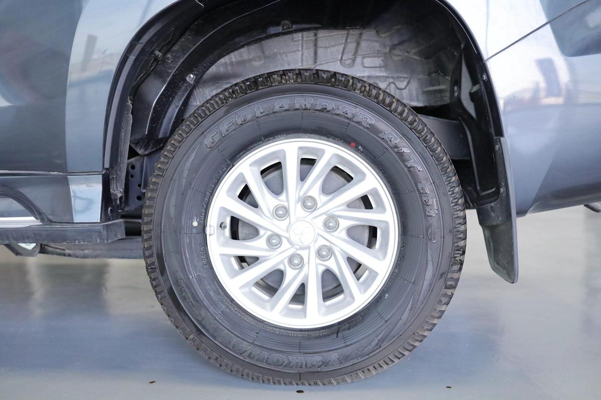 MITSUBISHI PAJERO SPORT 2.5L 4WD A/T 7 SEATER MID OPTION (MY 2023)-3-3