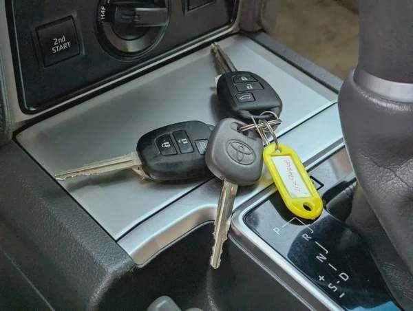 2023 TOYOTA PRADO V4 2.7L ORIGINAL PAINT ACCIDENT FREE LOW MILEAGE IN EXCELLENT CONDITION