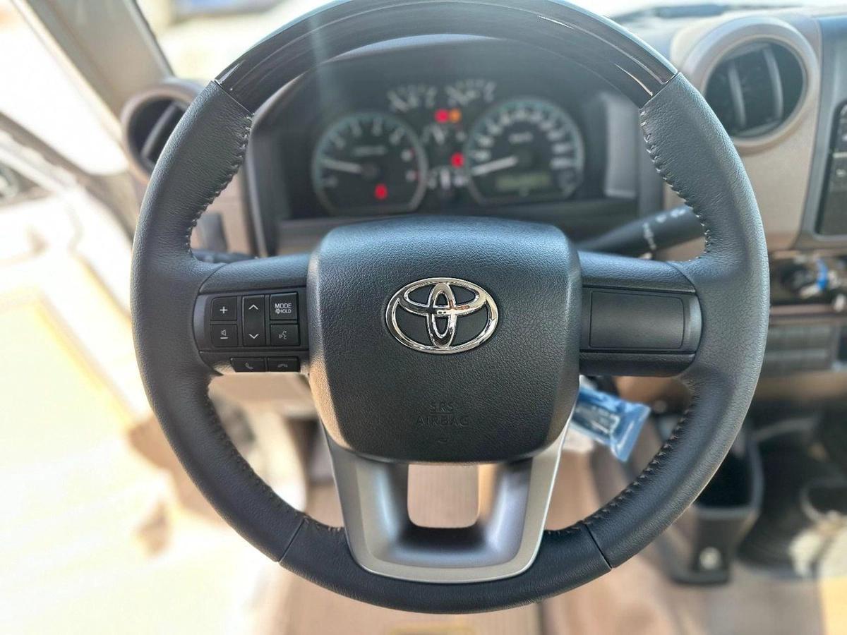 Toyota Land Cruiser Pick Up Std 4.0L Single Cab Utility 4WD-2-2