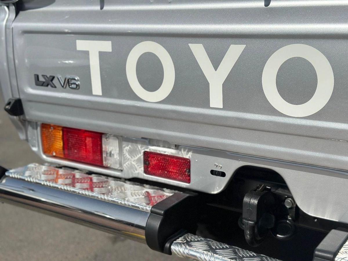 Toyota Land Cruiser Pick Up Std 4.0L Single Cab Utility 4WD-11-11