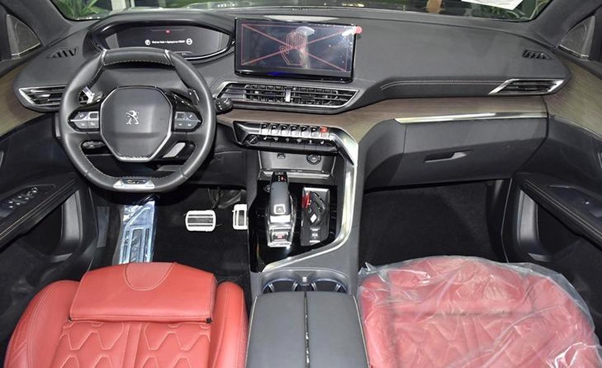 Peugeot 5008 GT ( 2024 Model ) in Silver Color GCC Specs-3-3