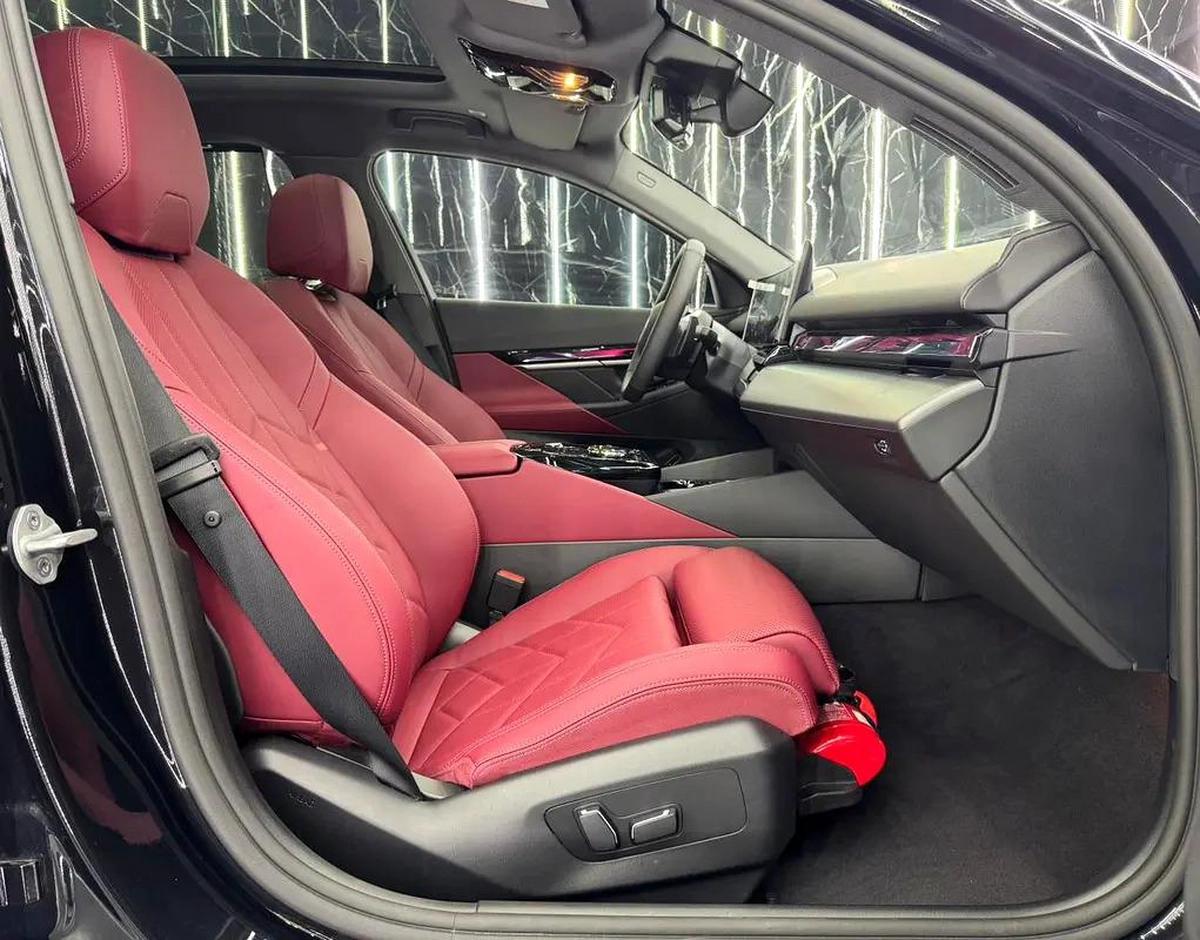 Exclusive offer | LOW Mileage | GCC | Luxury Sedan | AGMC Warranty 2028 | AGMC Service 2028-9-9