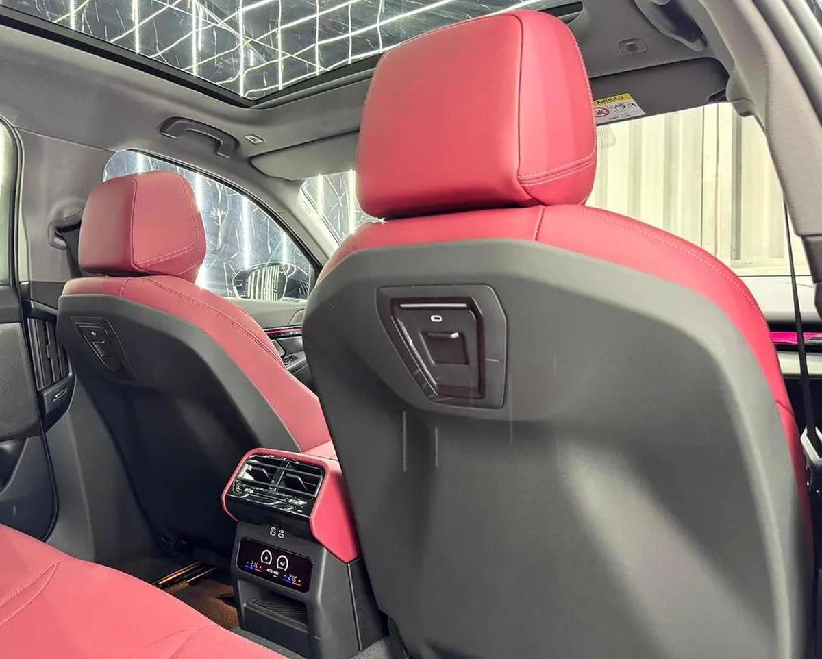Exclusive offer | LOW Mileage | GCC | Luxury Sedan | AGMC Warranty 2028 | AGMC Service 2028-1-1