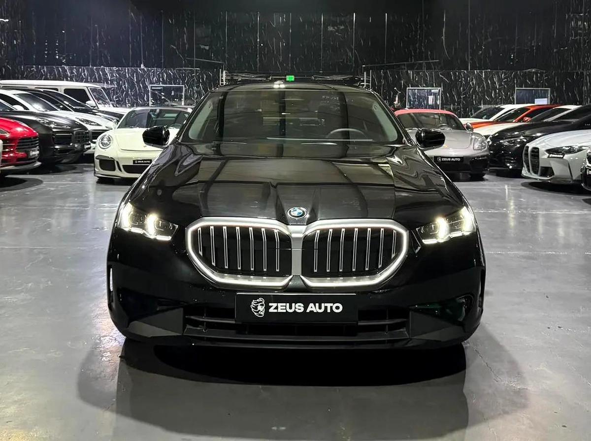 Exclusive offer | LOW Mileage | GCC | Luxury Sedan | AGMC Warranty 2028 | AGMC Service 2028-7-7