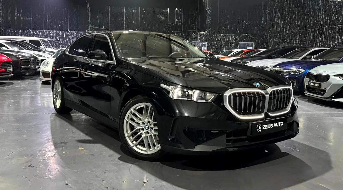 Exclusive offer | LOW Mileage | GCC | Luxury Sedan | AGMC Warranty 2028 | AGMC Service 2028-13-13