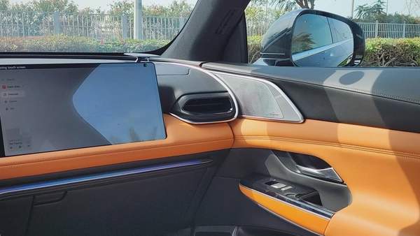 XPENG G9 (Black Orange)