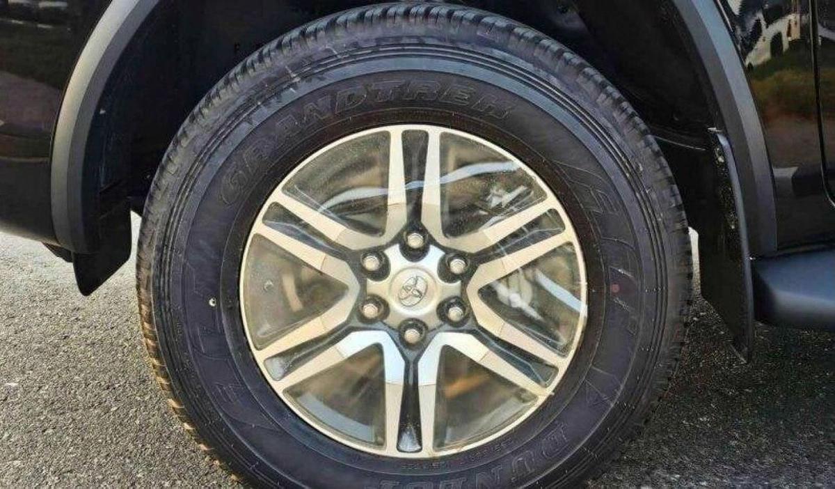 Toyota Fortuner Toyota fortuner 2.7L petrol MY2024 V4 FOR EXPORT ONLY.-5-5