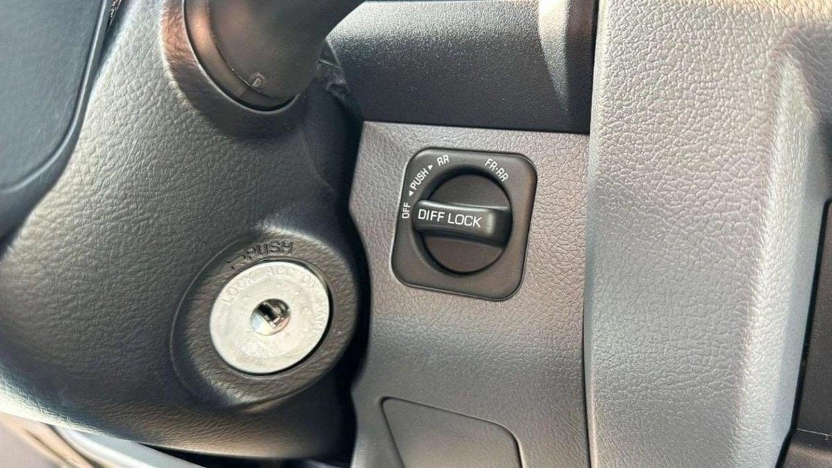 Toyota Land Cruiser Pick Up Toyota Land Cruiser Pickup 4.2L Diesel SC V4 2025-10-10
