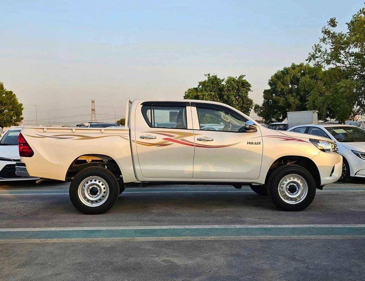 Toyota Hilux NARROW BODY BASIC/ DOUBLE CABIN/ PWR WINDOWS/ KEYLESS ENTRY/ 2 ABG DIESEL AT 2.4L V4 4WD-2-2