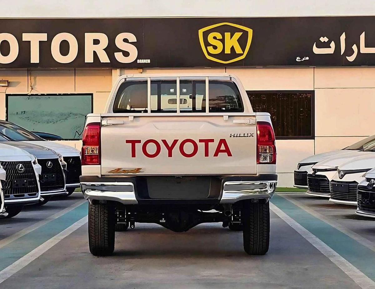 Toyota Hilux NARROW BODY BASIC/ DOUBLE CABIN/ PWR WINDOWS/ KEYLESS ENTRY/ 2 ABG DIESEL AT 2.4L V4 4WD-4-4