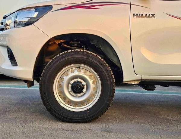 Toyota Hilux NARROW BODY BASIC/ DOUBLE CABIN/ PWR WINDOWS/ KEYLESS ENTRY/ 2 ABG DIESEL AT 2.4L V4 4WD