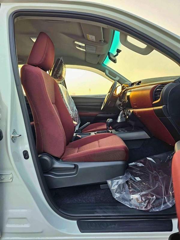 Toyota Hilux NARROW BODY BASIC/ DOUBLE CABIN/ PWR WINDOWS/ KEYLESS ENTRY/ 2 ABG DIESEL AT 2.4L V4 4WD