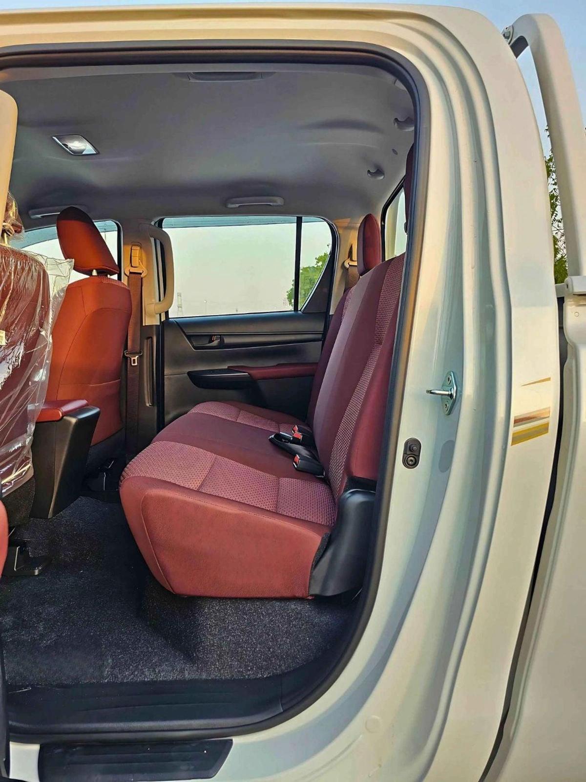 Toyota Hilux NARROW BODY BASIC/ DOUBLE CABIN/ PWR WINDOWS/ KEYLESS ENTRY/ 2 ABG DIESEL AT 2.4L V4 4WD-8-8