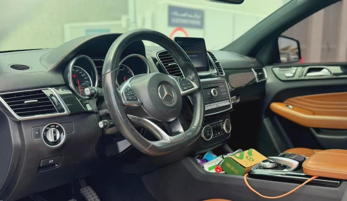 Mercedes-Benz GLE 43 AMG 2018 - GCC Specs - Original Paint - Agency Checks-4-4