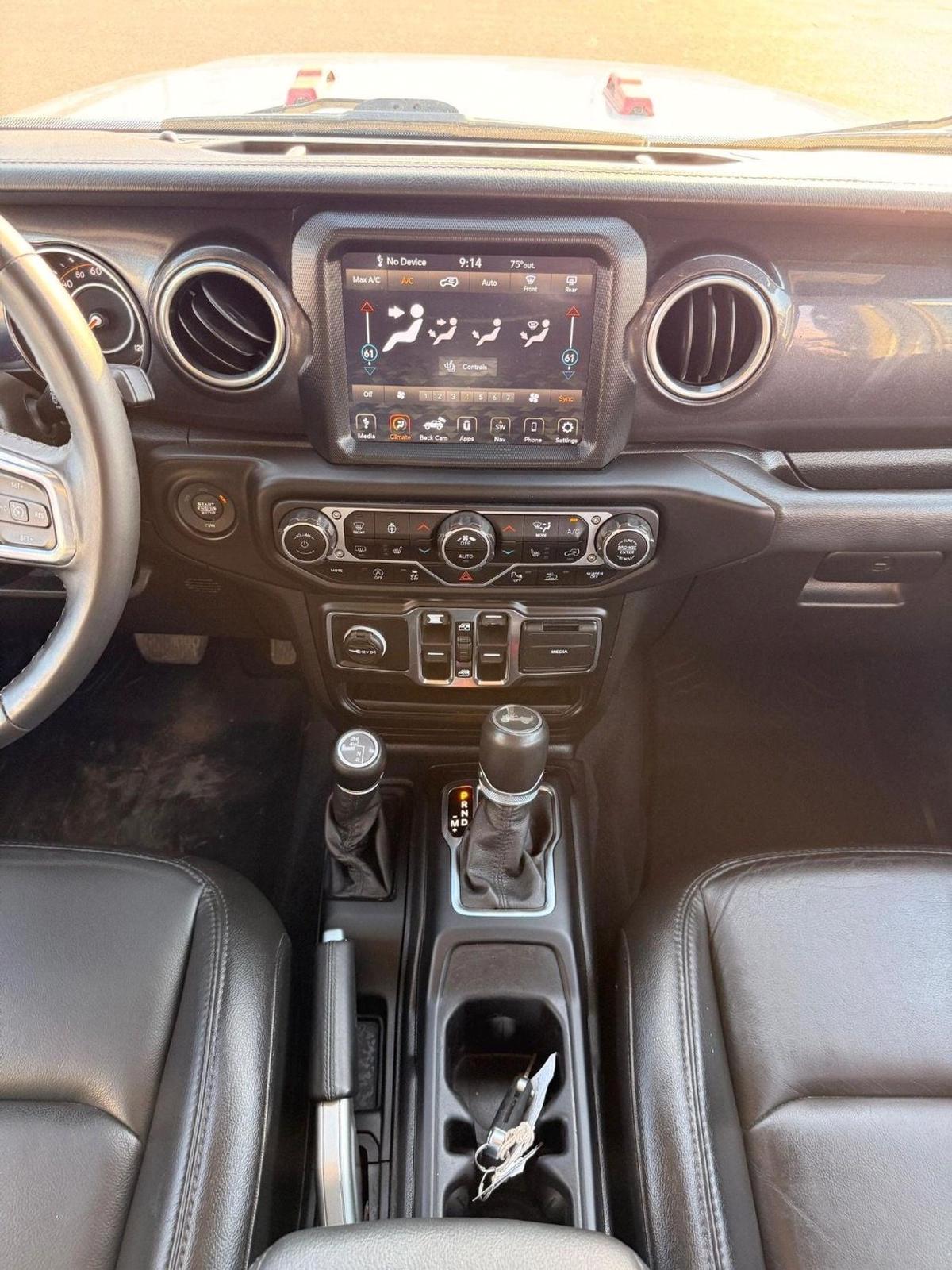 Jeep Wrangler Unlimited Sahara 2.0L A/T-7-7