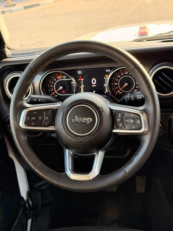 Jeep Wrangler Unlimited Sahara 2.0L A/T