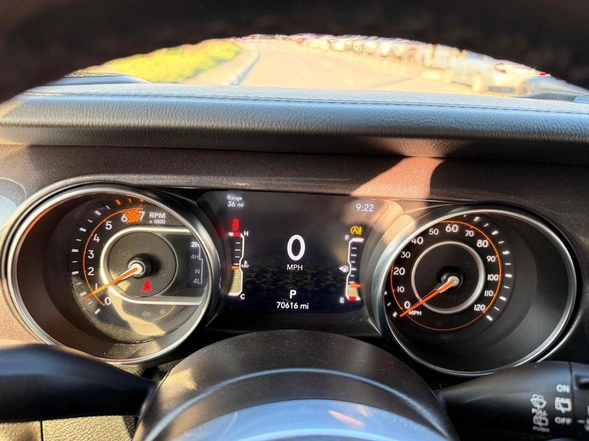 Jeep Wrangler Unlimited Sahara 2.0L A/T-11-11