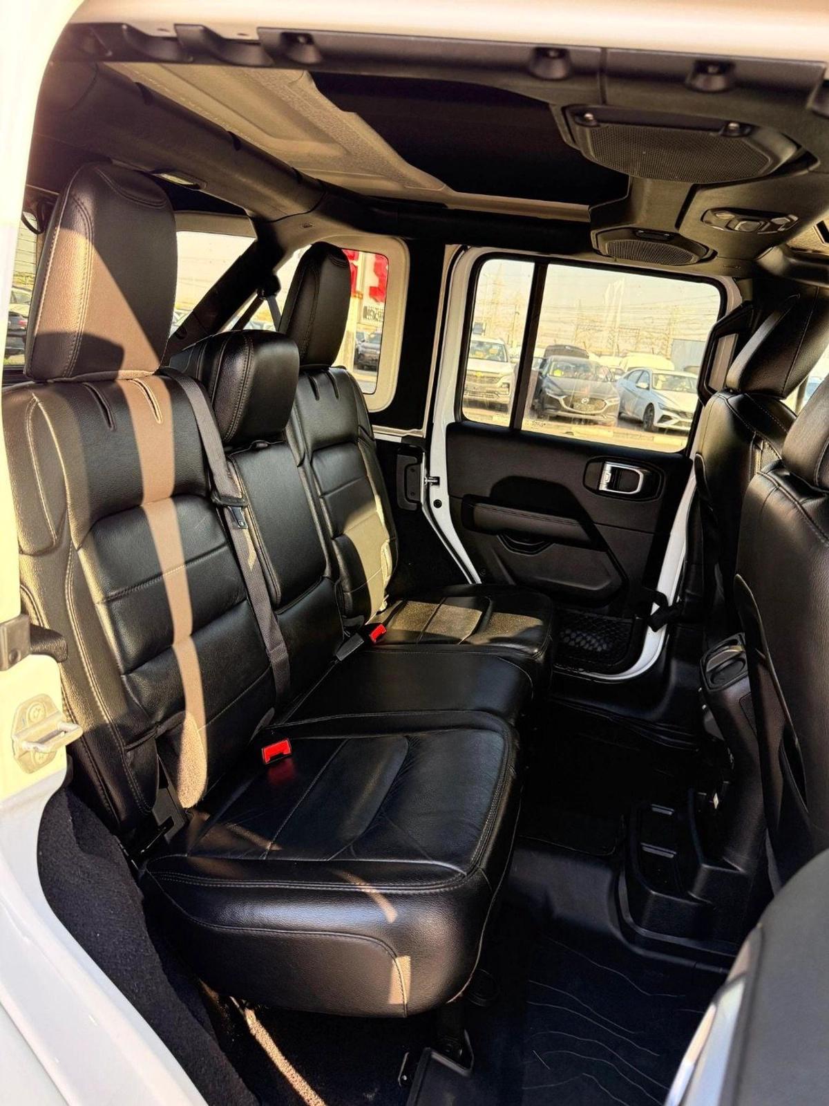 Jeep Wrangler Unlimited Sahara 2.0L A/T-15-15