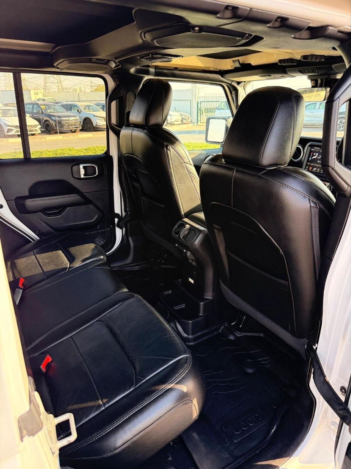 Jeep Wrangler Unlimited Sahara 2.0L A/T-16-16