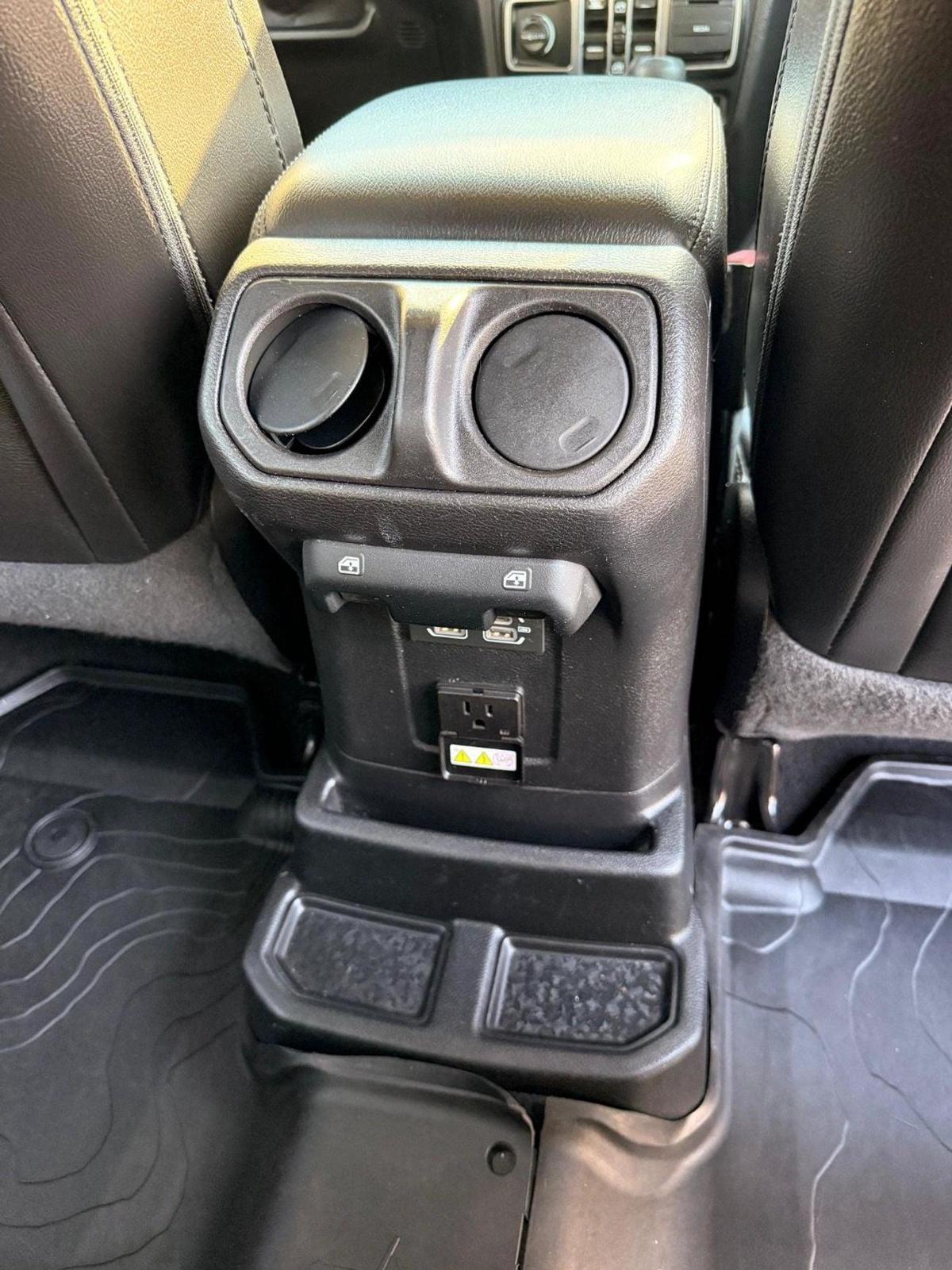 Jeep Wrangler Unlimited Sahara 2.0L A/T-17-17