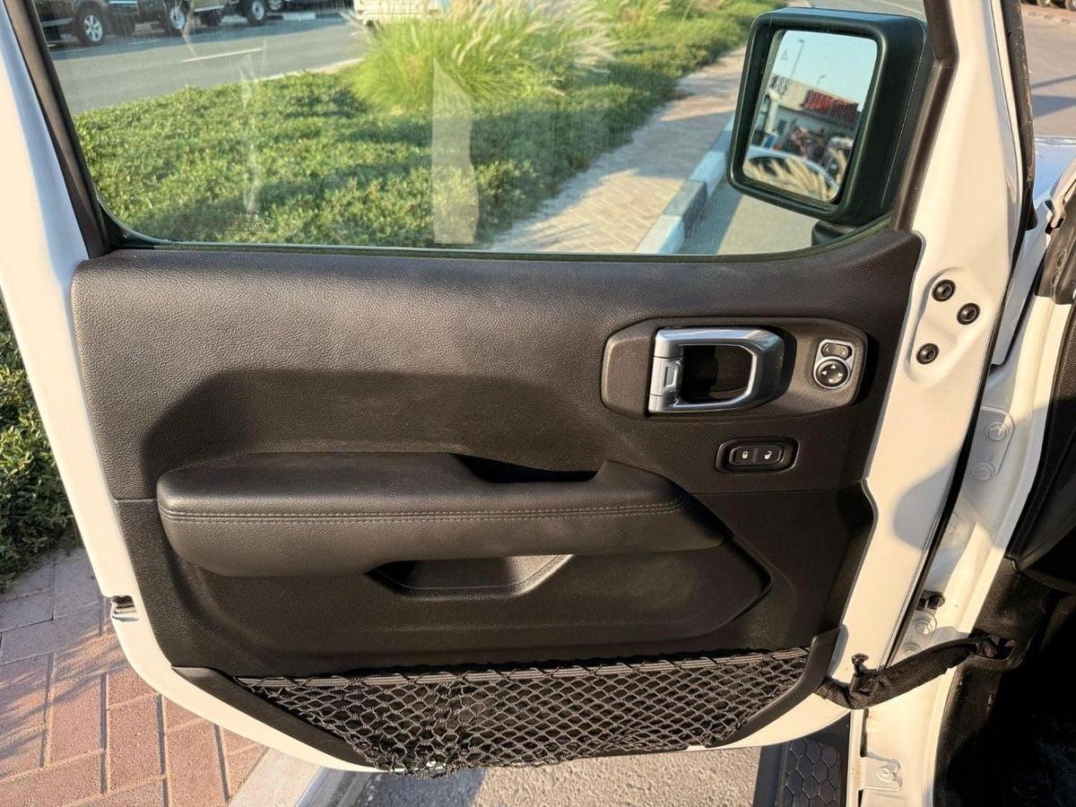 Jeep Wrangler Unlimited Sahara 2.0L A/T-19-19