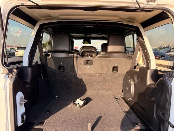 Jeep Wrangler Unlimited Sahara 2.0L A/T