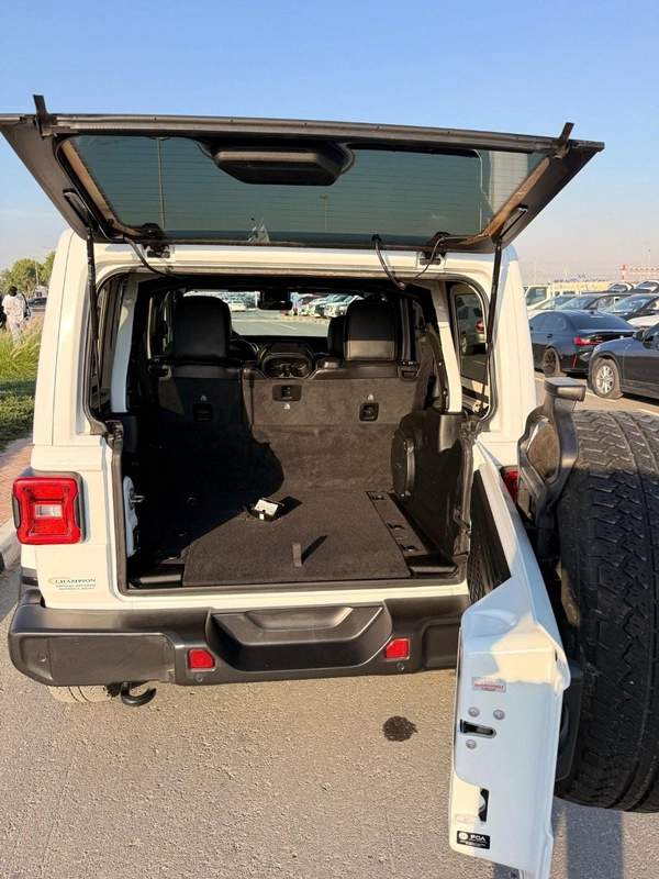 Jeep Wrangler Unlimited Sahara 2.0L A/T